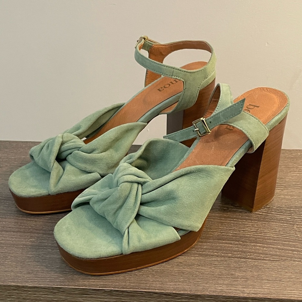 🌿✨BENOA Sage Green Suede Platform Heels